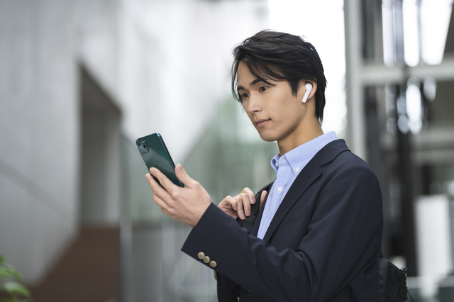 自社の営業に法人携帯を貸与すべきかどうかを考える